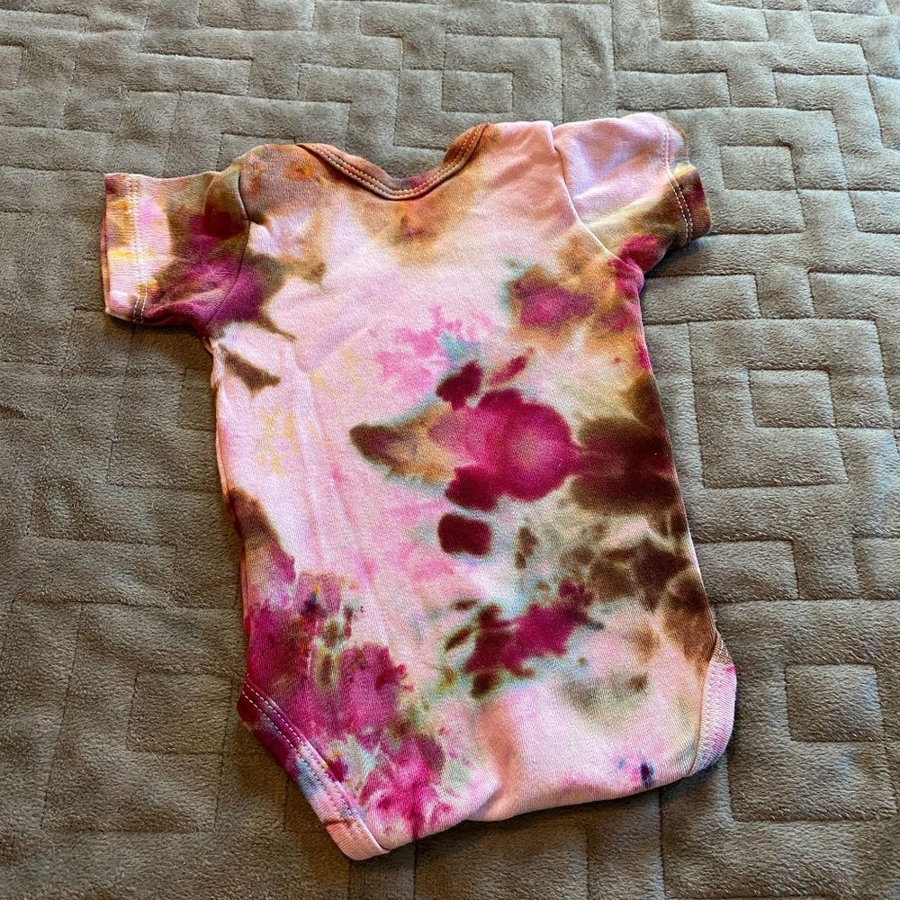 Tie Dye Onesie || 0-3 Months - Picture 3 of 4